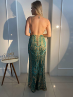 Imagem de Vestido verde esmeralda com nude