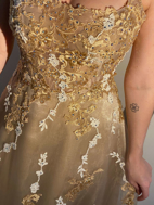 Imagem de Vestido dourado com branco